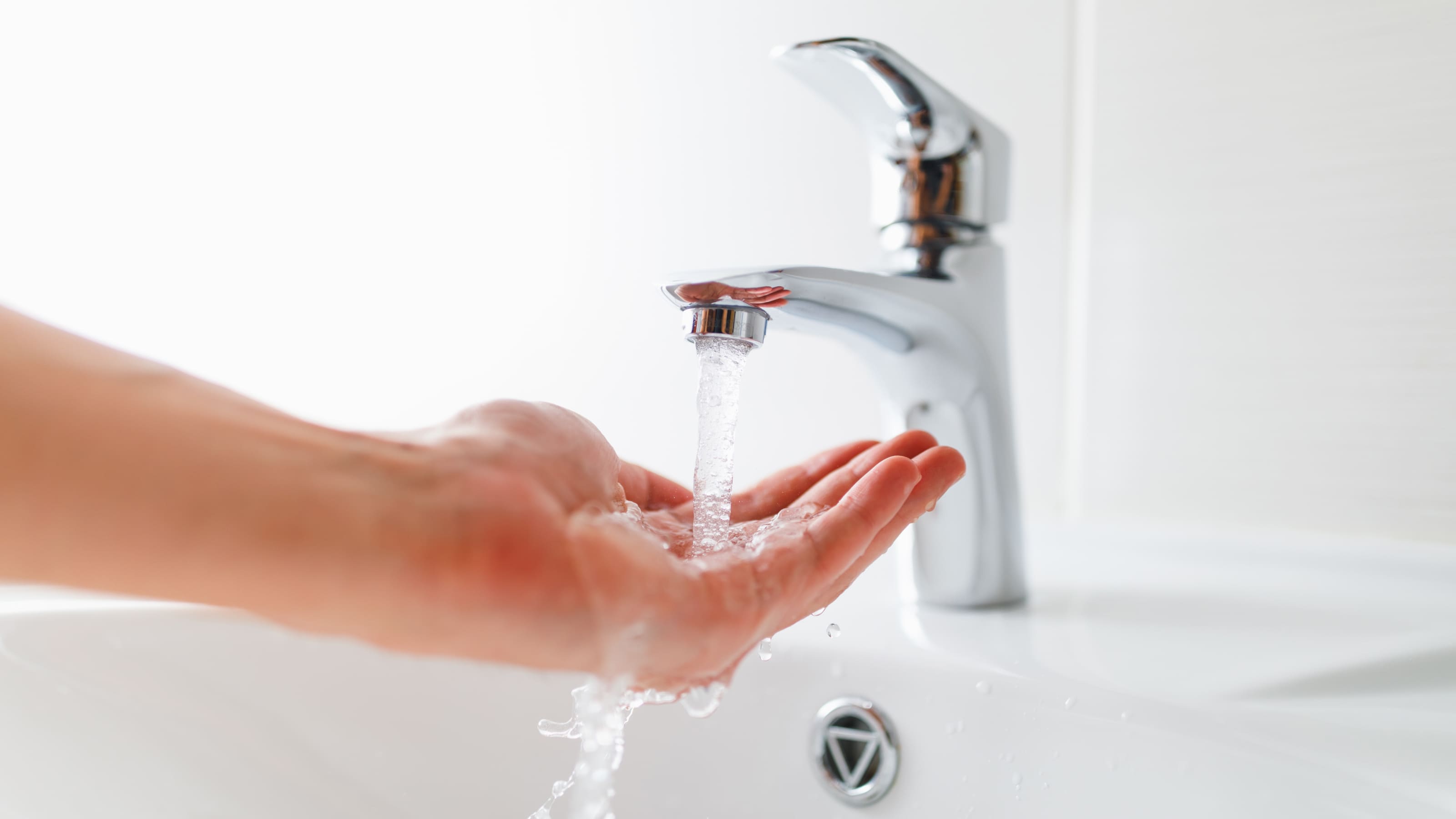 hand under running water from tap